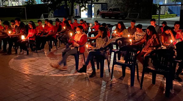 Velada de Pentecostés con jóvenes del Oratorio de María Auxiliadora.