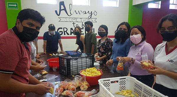 Alumnos salesianos llevan alimento y mensajes de esperanza a los migrantes