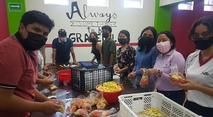 Alumnos salesianos llevan alimento y mensajes de esperanza a los migrantes